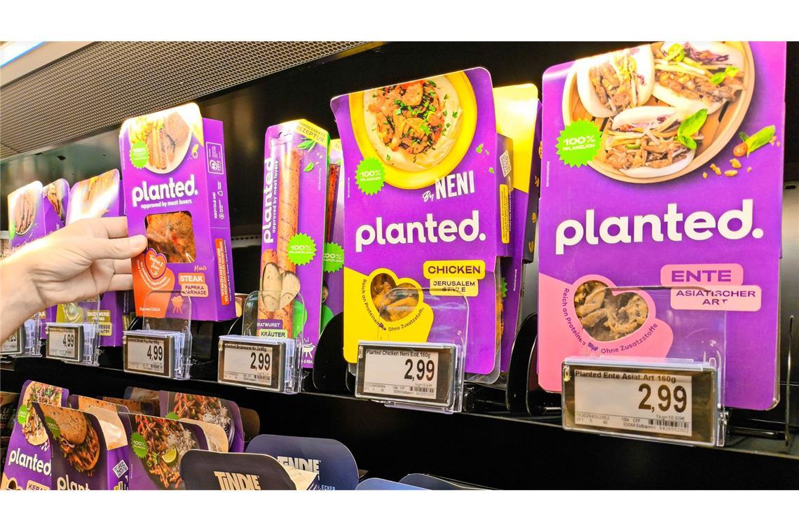 Pflanzliche Varianten zu Hühnchen, Ente, Wurst  und Co finden sich mittlerweile in vielen Supermarktregalen.