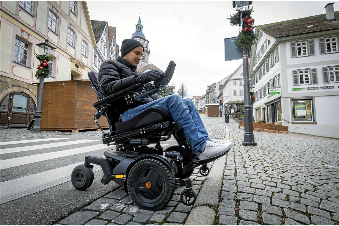 Pflastersteine und kaum abgesenkte Bordsteine: Die Hindernisse für Marc Weiß sind in Backnang in der Marktstraße groß. Foto: Alexander Becher