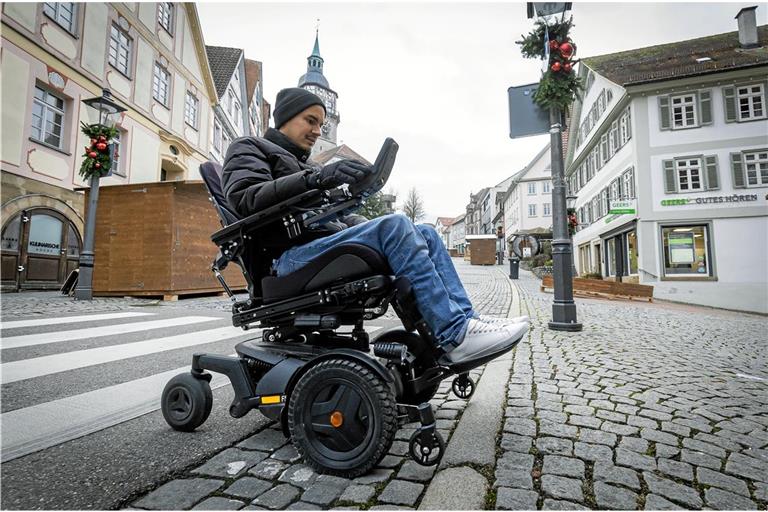 Pflastersteine und kaum abgesenkte Bordsteine: Die Hindernisse für Marc Weiß sind in Backnang in der Marktstraße groß. Foto: Alexander Becher