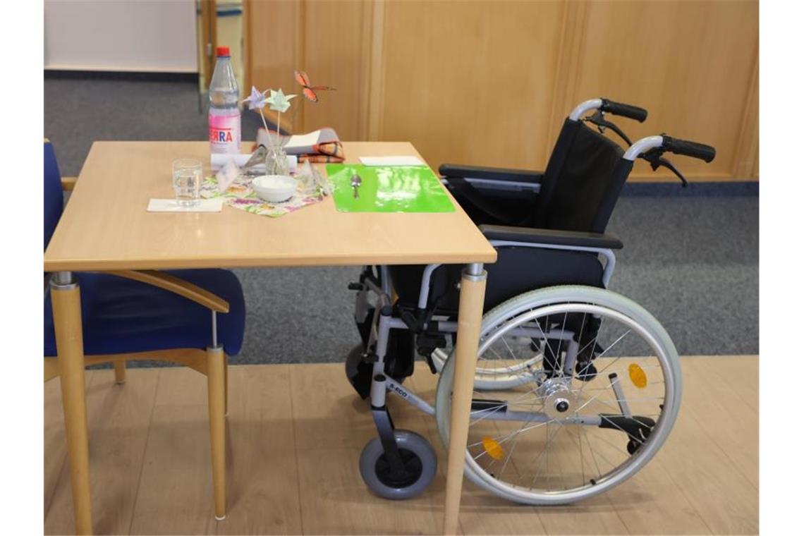 Verdi kritisiert Pflegepläne Pflege im Heim ist für die Betroffenen eine kostspielige Angelegenheit. Foto: Bodo Schackow/dpa-Zentralbild/dpa