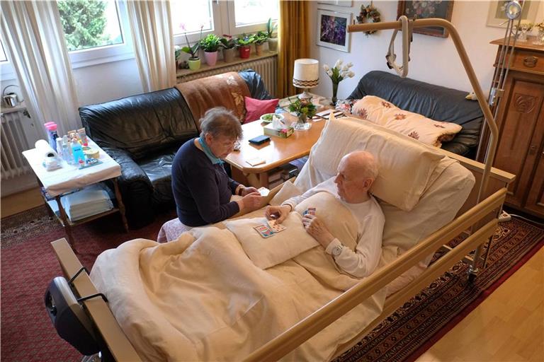 Pflege muss bezahlbar bleiben. Wenn die Standards weiterhin steigen, werden auch die Kosten steigen. Foto: Imago/Martin Wagner