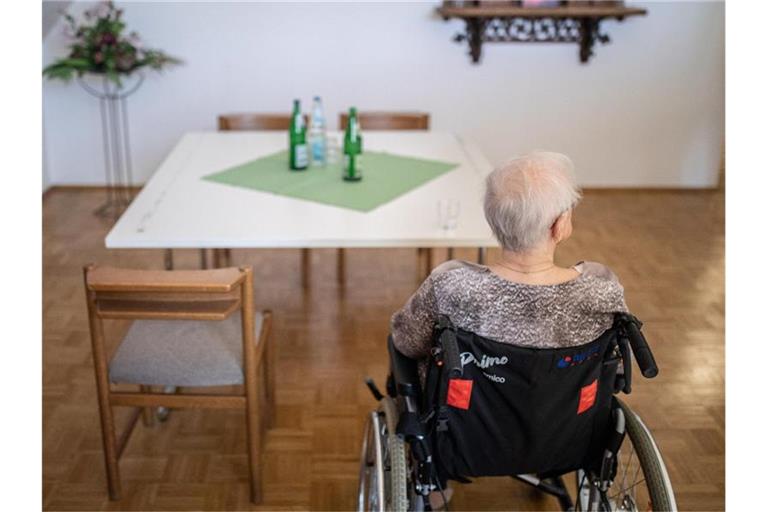Pflegebedürftige müssen für die Betreuung im Heim trotz Pflegeversicherung immer mehr aus eigener Tasche zuzahlen. Foto: Marcel Kusch/dpa