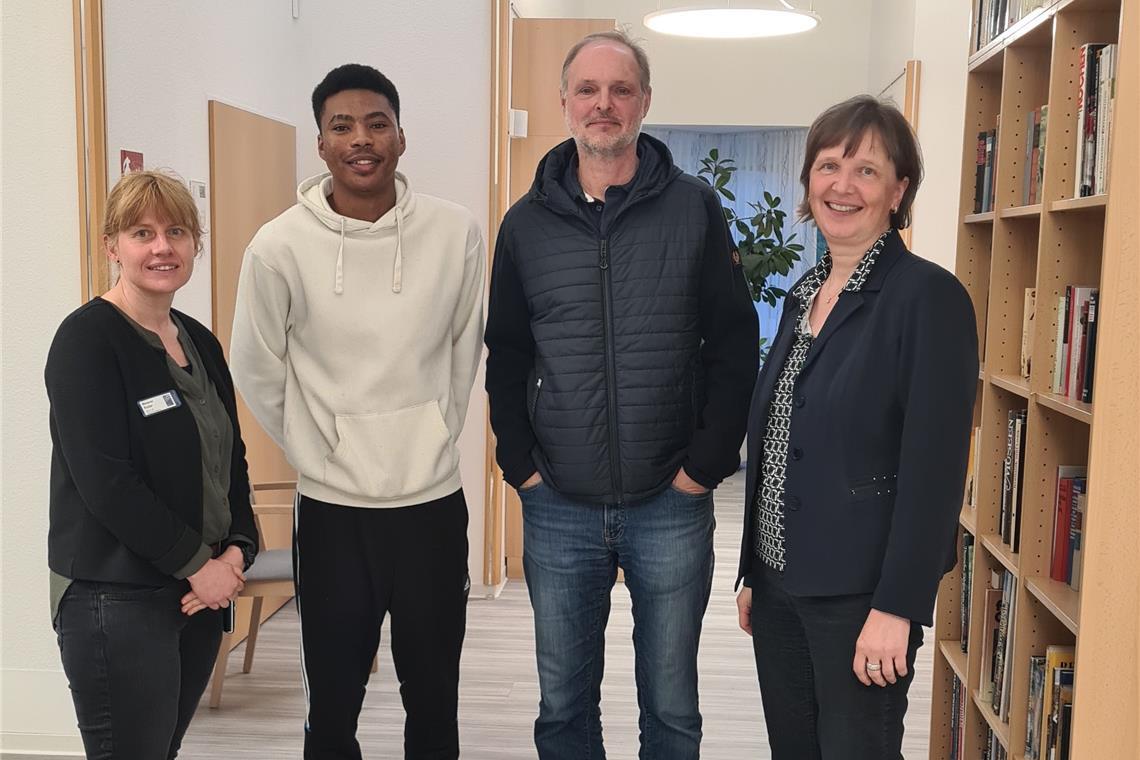 Pflegedienstleiterin Melanie Kollar freut sich, dass Machiavelli Hoa Khaob auf Vermittlung von André Schneider und Gaby Schröder (von links) seine Ausbildung zur Pflegefachkraft im Alexander-Stift in Allmersbach beginnt.  Foto: Alexander-Stift