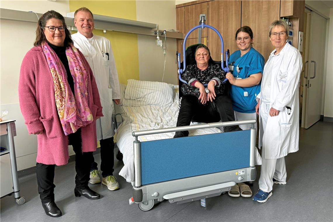 Pflegefachkraft Salome Wiens (2.v.r.) demonstriert Gabriele Villinger (links), Chefarzt Markus Schaich (2.v.r.) und Oberärztin Heidrun Stumme (rechts) den neuen Patientenlifter. Foto: Michaelis/Rems-Murr-Kliniken gGmbH 