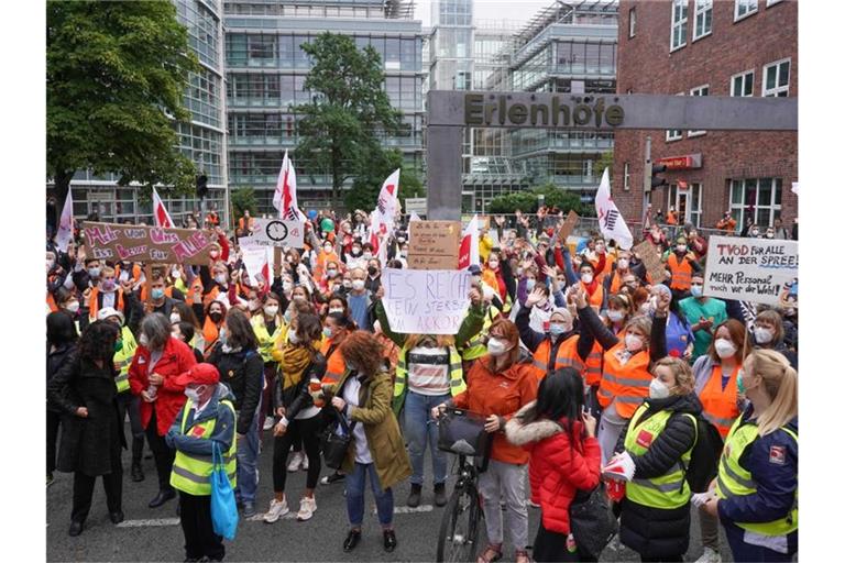 Pflegekräfte und andere Beschäftigte bei einer Kundgebung vor der Vivantes-Zentrale in Berlin. Foto: Jörg Carstensen/dpa