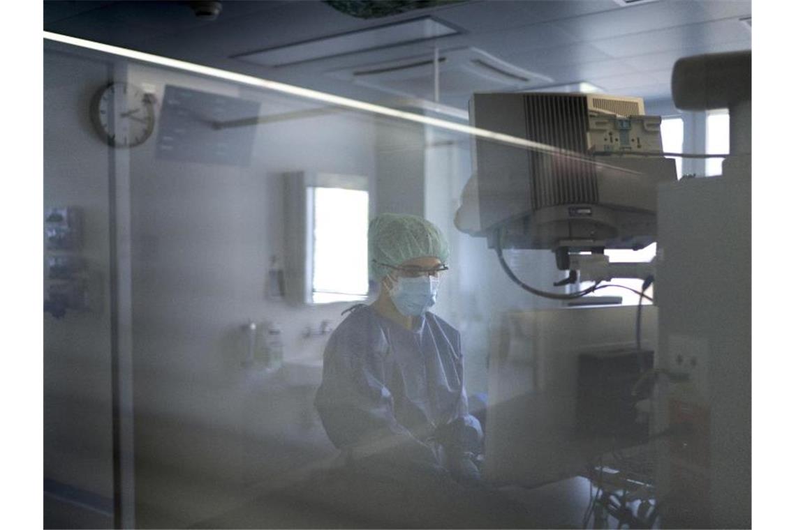 DIVI: Angaben zu freien Intensivbetten nicht immer korrekt Pflegepersonal auf der Intensivstation eines Krankenhauses. Foto: Gaetan Bally/KEYSTONE/dpa/Symbolbild