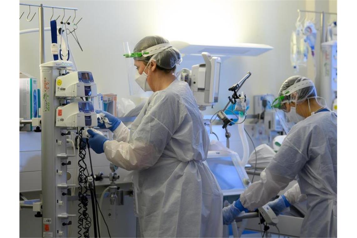 Die Inzidenz sinkt erneut und liegt bei 215,6 Pflegerinnen in Schutzkleidung auf der Covid-19-Intensivstation einer Klinik. Foto: Robert Michael/dpa-Zentralbild/dpa