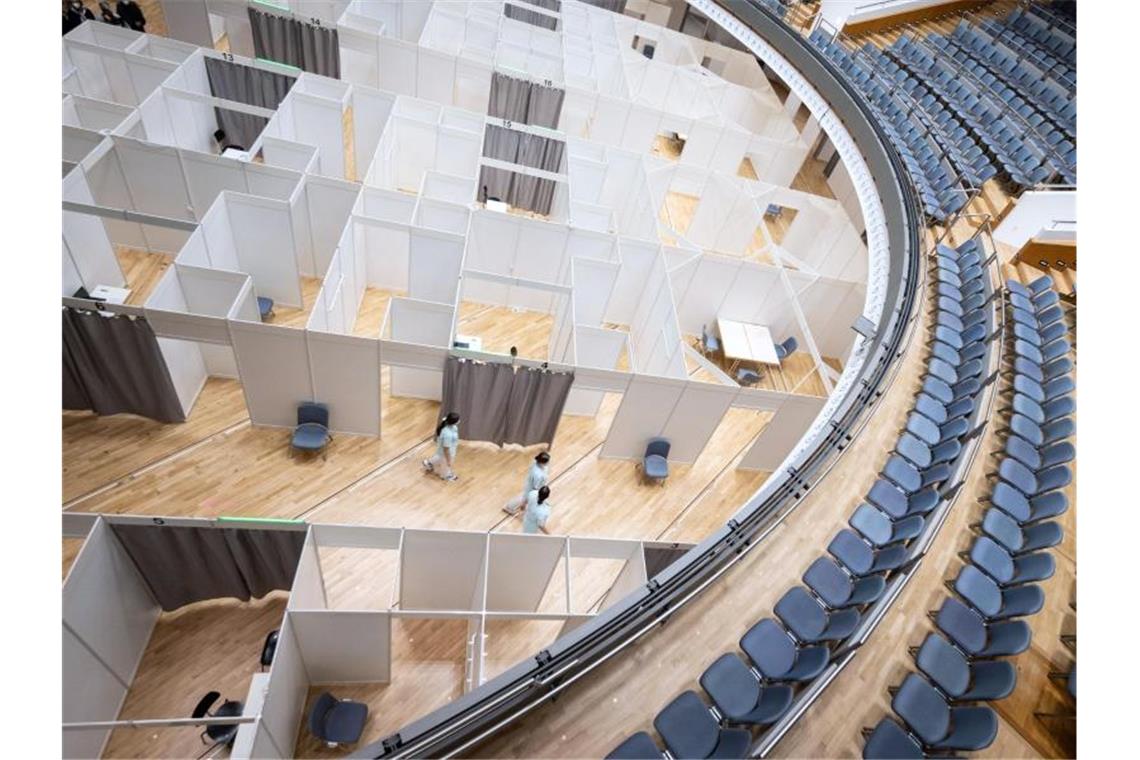 „Beginn vom Ende der Pandemie“: Impfbeginn im Südwesten Pflegeschülerinnen des Klinikum Stuttgart gehen durch das Zentrale Impfzentrum in der Liederhalle. Foto: Marijan Murat/dpa/Archivbild