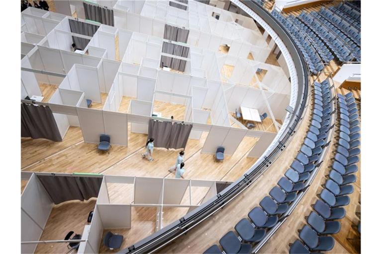Pflegeschülerinnen gehen durch das Zentrale Impfzentrum des Klinikum Stuttgart. Foto: Marijan Murat/dpa/Archivbild