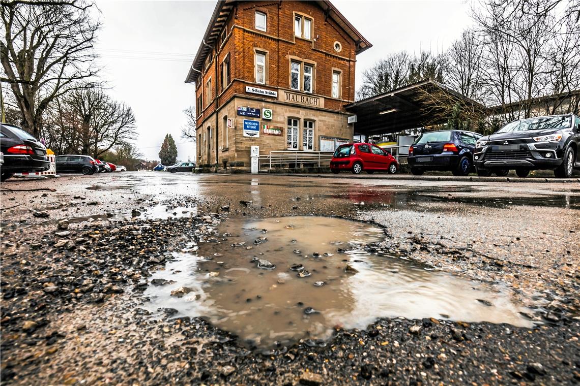 Parkplatzsanierung kostet 410000 Euro Pfützen, Schlaglöcher und kein Anschluss an die Kanalisation: Die Stadt Backnang geht jetzt das Problem in Maubach an. Foto: A. Becher