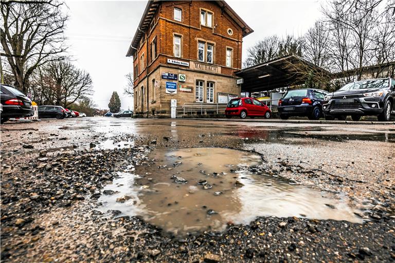Pfützen, Schlaglöcher und kein Anschluss an die Kanalisation: Die Stadt Backnang geht jetzt das Problem in Maubach an. Foto: A. Becher