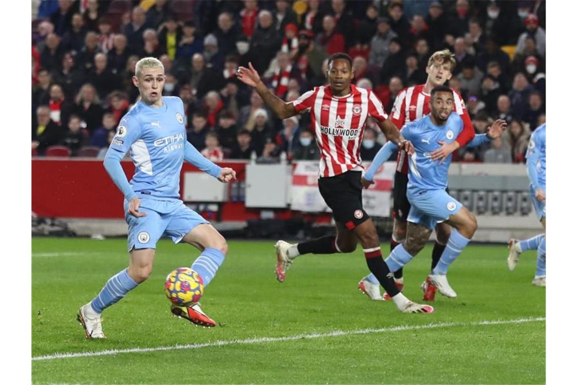 Phil Foden (l) von Manchester City erzielt das Tor zur 1:0-Führung gegen den FC Brentford. Foto: Paul Terry/CSM via ZUMA Wire/dpa