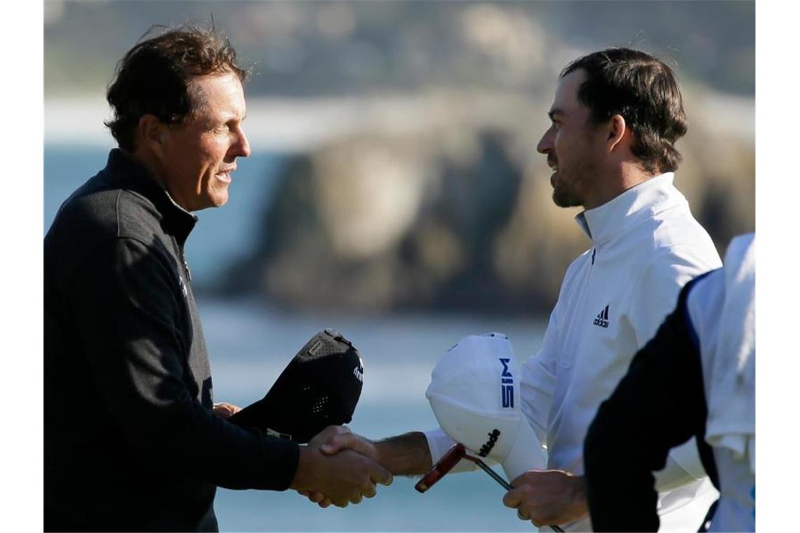 Phil Mickelson (l) gratuliert Nick Taylor zum Sieg beim PGA-Turnier in Pebble Beach. Foto: Eric Risberg/AP/dpa