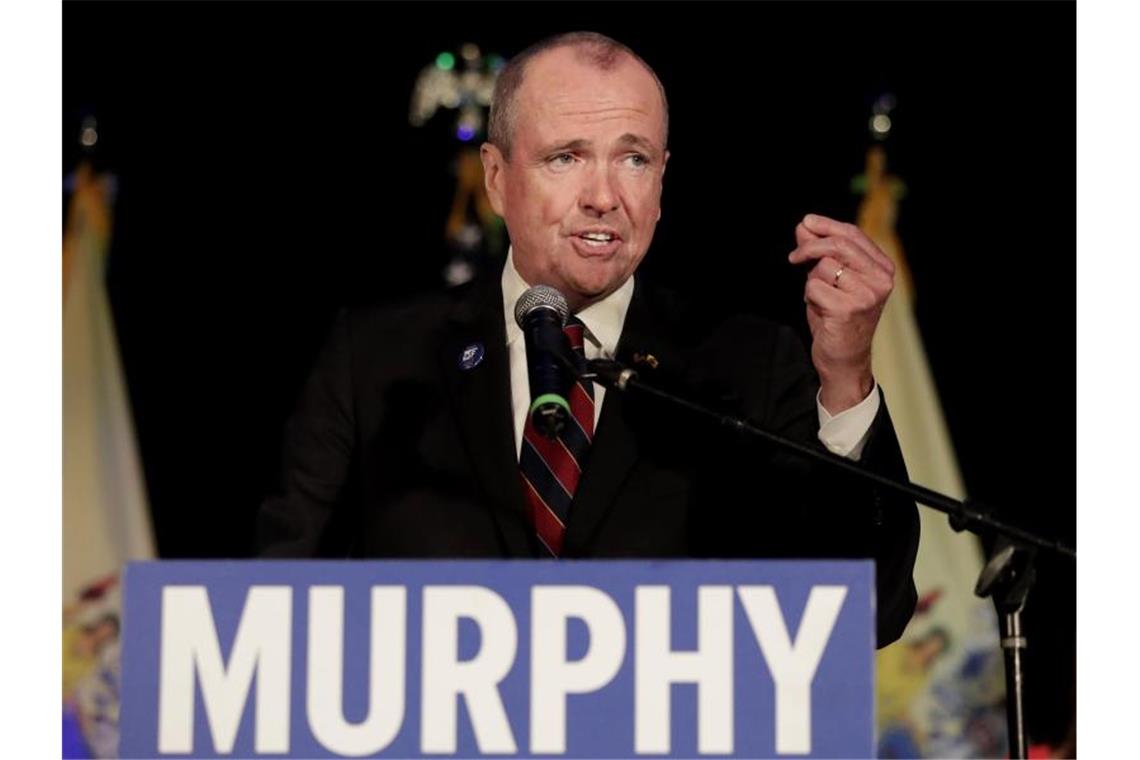 Phil Murphy, Gouverneur von New Jersey, ist Prognosen zufolge wiedergewählt worden. (Archivbild). Foto: Julio Cortez/AP/dpa