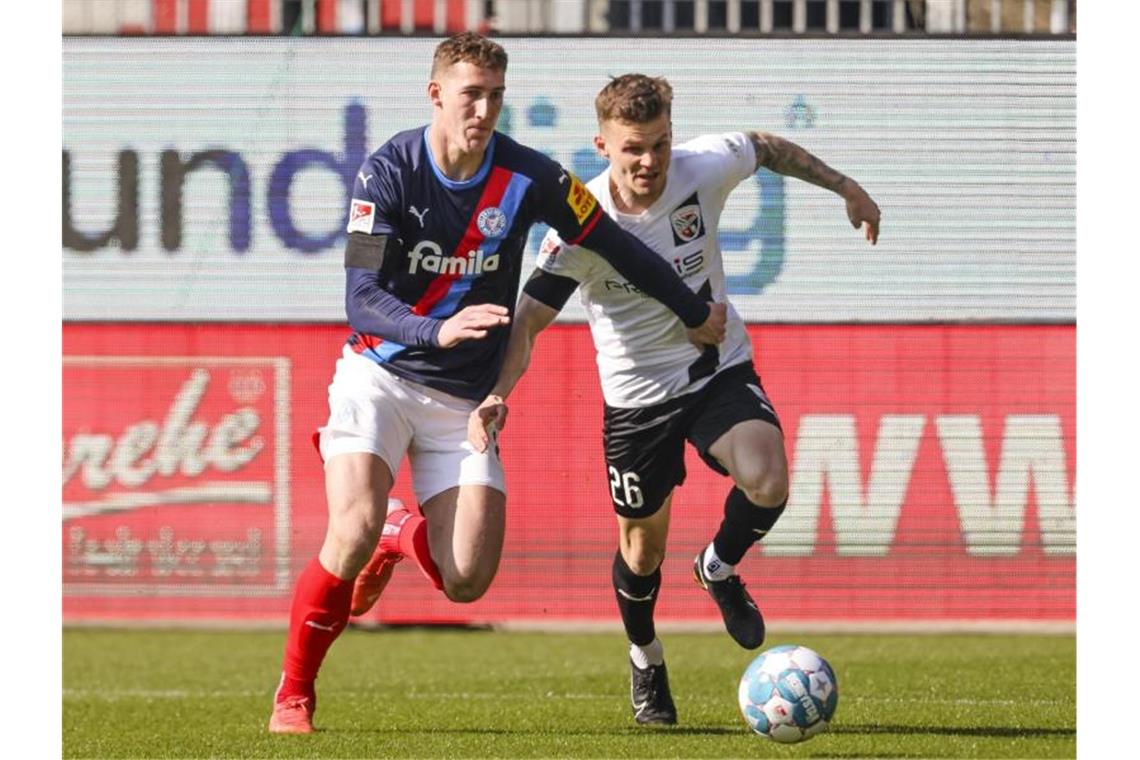 HSV vor neuem Zweitliga-Jahr - Werder und Schalke euphorisch Phil Neumann (l) von Holstein Kiel und Ingolstadts Florian Pick versuchen an den Ball zu kommen. Foto: Frank Molter/dpa