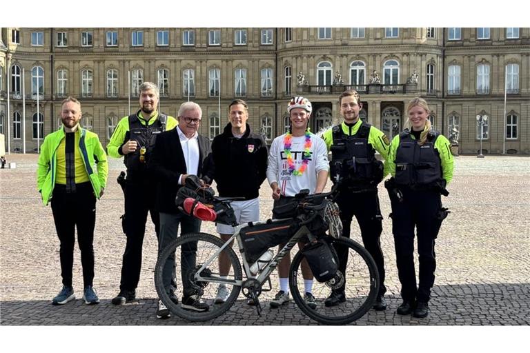 Phil Weinmann ist für die DKMS quer durch Deutschland geradelt. Vor dem Stuttgart Schloss haben ihn eine Fahrradpolizeistaffel, Innenminister Manuel Hagel (Mitte) und Ex-Justizminister Guido Wolf (Dritter von links) empfangen.