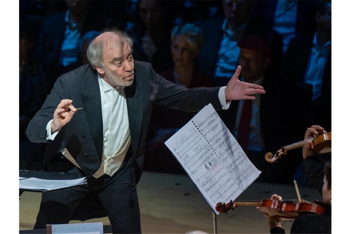 Festspielhaus: Gergijew-Stellungnahme gegen Putins Krieg Philharmoniker spielen unter der Leitung von Dirigent Waleri Gergijew. Foto: Peter Kneffel/dpa
