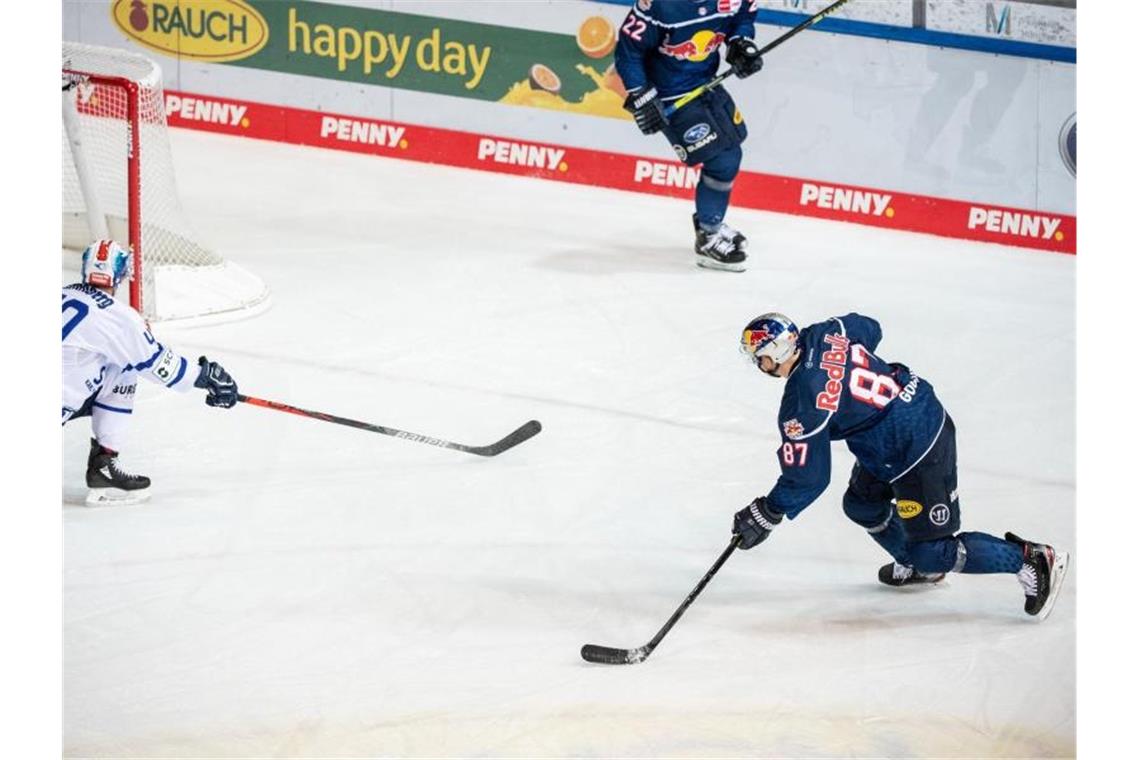 Red Bull München verliert Spiel in DEL-Vorbereitungsturnier Philip Gogulla von München (r) schießt den Puck in Richtung Tor. Foto: Matthias Balk/dpa