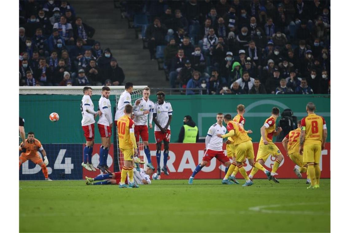 HSV siegt im Elfmeterschießen gegen zehn Karlsruher Philip Heise (4.v.r) vom Karlsruher SC trifft mit einem Freistoß zur 1:0-Führung. Foto: Christian Charisius/dpa
