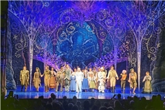 Philip Rakoczy (Dritter von links) und der weitere Cast genießen den verdienten Schlussapplaus und bedanken sich beim Publikum im Stage-Apollo-Theater in Stuttgart. Fotos: privat