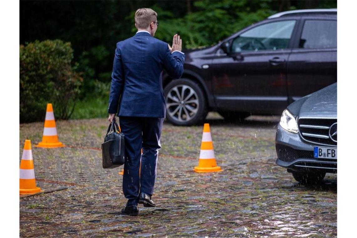 Philipp Amthor verlässt am Freitag nach der Sitzung des CDU-Landesvorstandes das Tagungshotel in Güstrow. Foto: Jens Büttner/dpa-Zentralbild/dpa