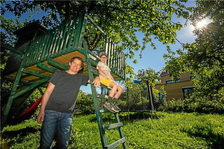 Philipp Drießen und sein Sohn Gustav (Bild links) haben für das Spielhaus einen Kirschbaum integriert. Die Hütte von Jonas, Janne und Emilia Mayer (von links) hockt auf einem Stumpf. Foto: A. Becher