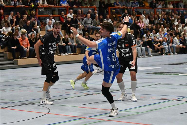 Philipp Eckstein kommt frei zum Wurf und erzielt zwei Treffer beim Heimsieg des TSV Schmiden.