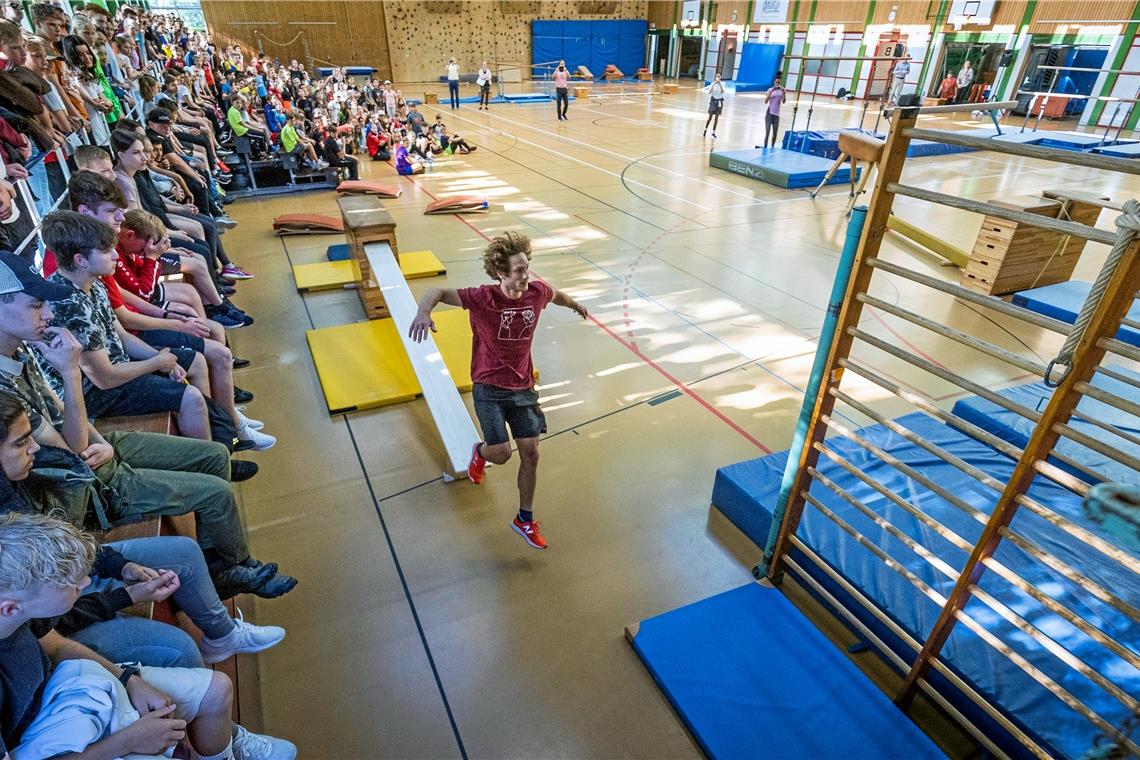 Ein Schultag im Zeichen des Sports Philipp Hans bewältigte den extra kreierten Ninja-Warrior-Parcours und begeisterte die Jugend im Bildungszentrum. Fotos: Alexander Becher