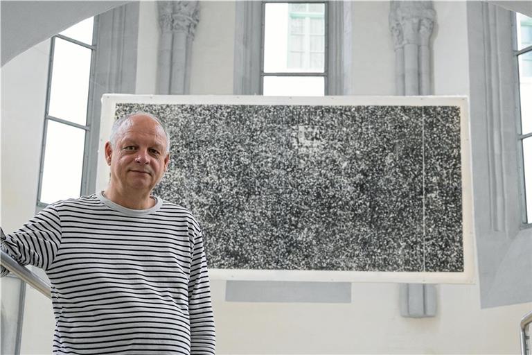 Philipp Hennevogl zeigt in Backnang vorwiegend Linolschnitte. Bei dem großformatigen Werk im Chor mit dem Titel „Paralleluniversum“ handelt es sich hingegen um einen Materialdruck – der Künstler hat den Fußboden einer Kneipe abgedruckt. Foto: Alexander Becher