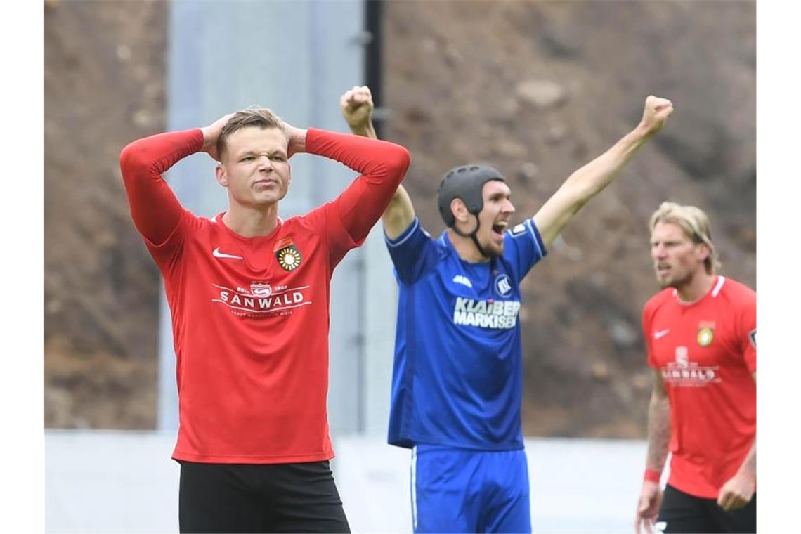 Hercher wechselt zum FCK: Gaines kommt zu Großaspach Philipp Hercher (l)schaut unzufrieden, während er auf dem Platz steht. Rechts ist Damian Roßbach vom SC Karlsruhe zu sehen. Foto: Uli Deck/Archiv