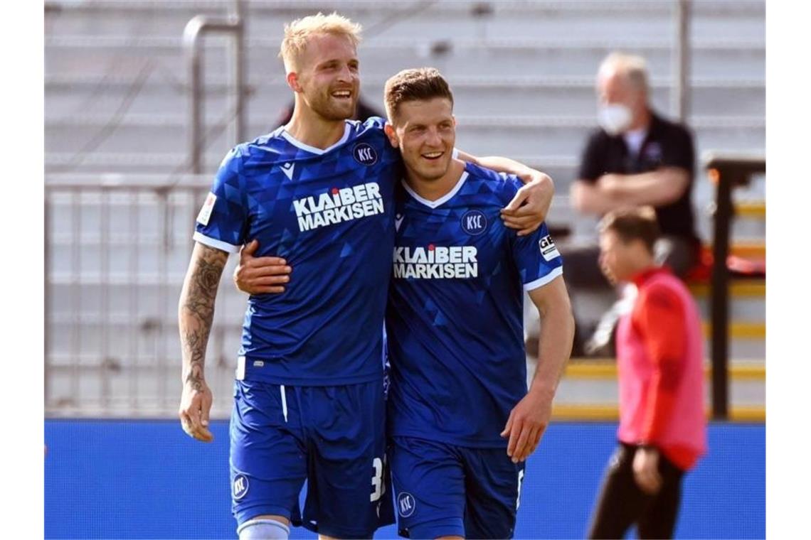 Hofmann über möglichen KSC-Abschied: „Nur eine Liga höher“ Philipp Hofmann (l) bejubelt seinen Treffer. Foto: Uli Deck/dpa/Archivbild