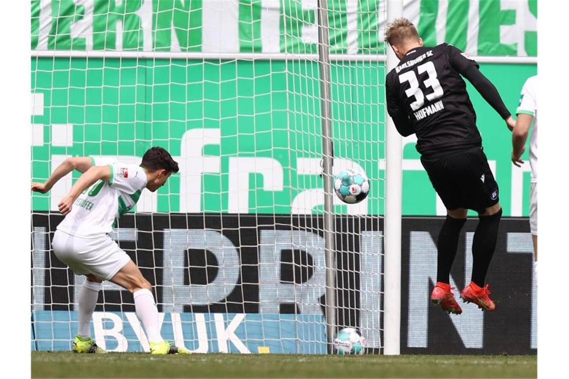Begünstigt durch Torwart-Fehler: KSC erkämpft sich 2:2 Philipp Hofmann (r) vom Karlsruher SC erzielt mit Kopf den Treffer zum 0:1. Foto: Daniel Karmann/dpa