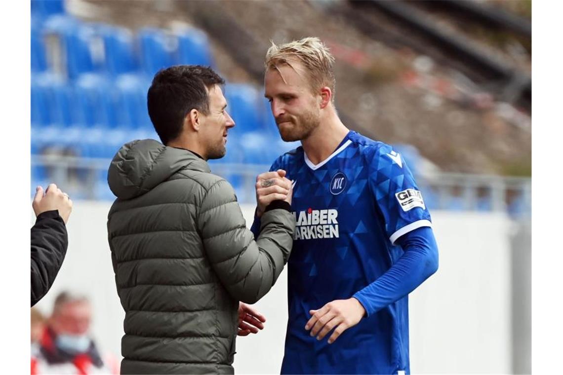 Philipp Hofmann (r), wird vom Karlsruher Trainer Christian Eichner ausgewechselt. Foto: Uli Deck/dpa/Archivbild