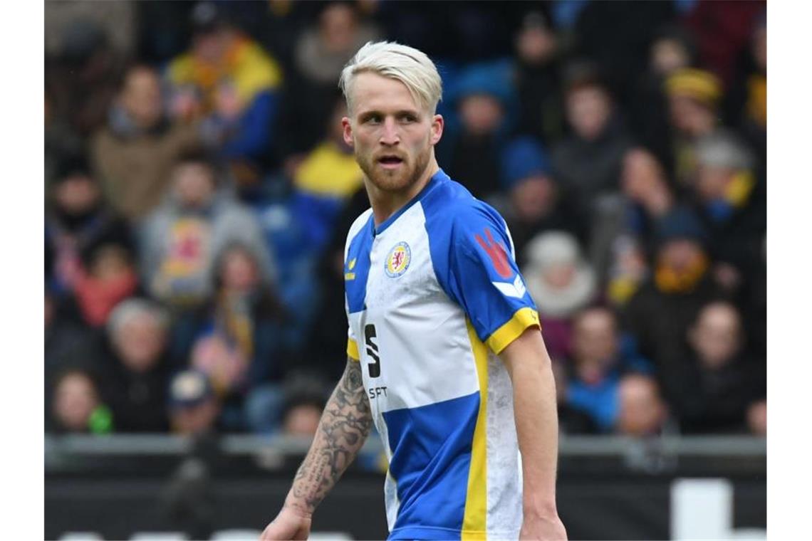 Philipp Hofmann steht im Trikot von Eintracht Braunschweig auf dem Platz. Foto: Peter Steffen/Archivbild