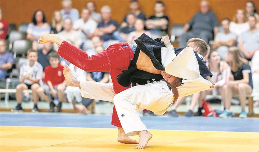 Philipp Holzmann (rote Hose) setzte sich mit der TSG Backnang durch. Foto: A. Becher