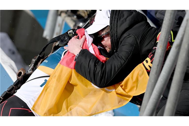 Philipp Horn wird im Ziel von seiner weinenden Ehefrau Antonia getröstet.