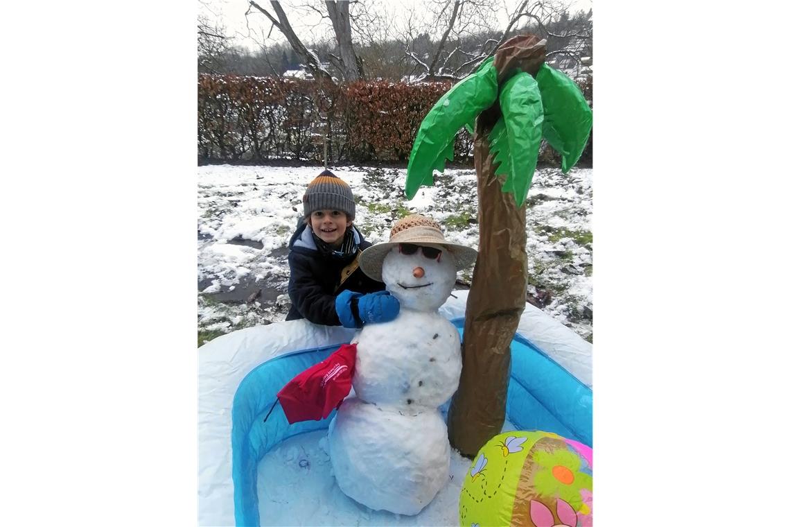 Der Schneemann weckt das Kind in jedem Philipp Klenk hat bei der Kirchberger Challenge den wenigen Schnee, den es im letzten Winter gab, zusammengekratzt und einen Schneemann beim Sonnenbaden gebaut. Für seine Mama Monika Klenk zählt beim Schneemannbau vor allem der Spaß. Foto: Monika Klenk