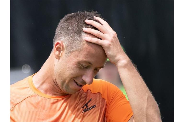 Philipp Kohlschreiber hält sich nach einem vergebenen Punkt an den Kopf. Foto: Silas Stein