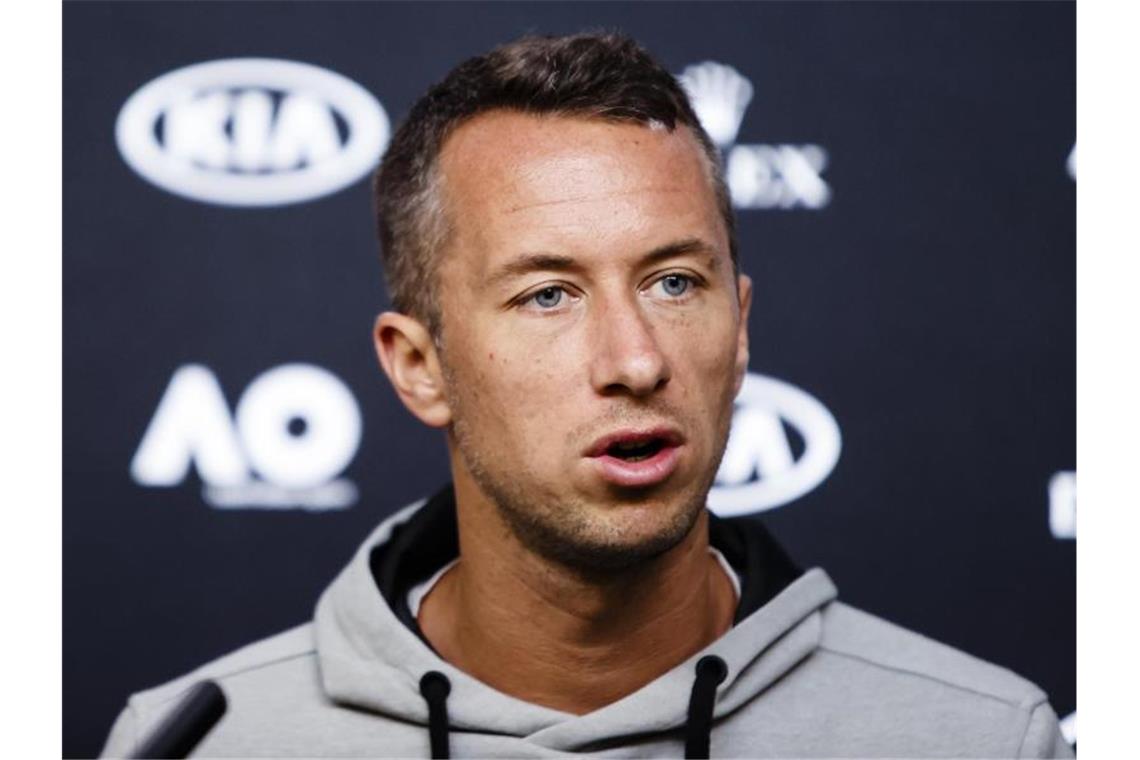 Görges souverän weiter - Schlaflose Nacht für Kohlschreiber Philipp Kohlschreiber teilt auf einer Pressekonferenz seine Verletzung mit. Foto: Frank Molter/dpa