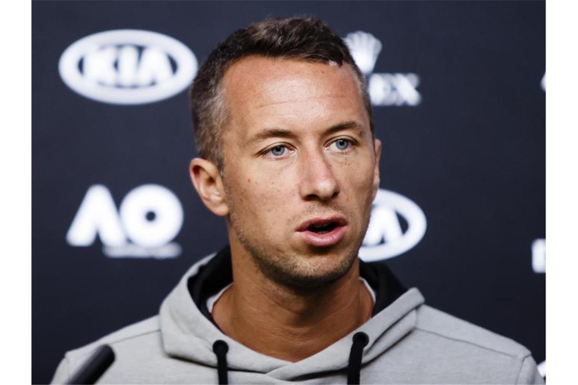 Philipp Kohlschreiber teilt auf einer Pressekonferenz seine Verletzung mit. Foto: Frank Molter/dpa