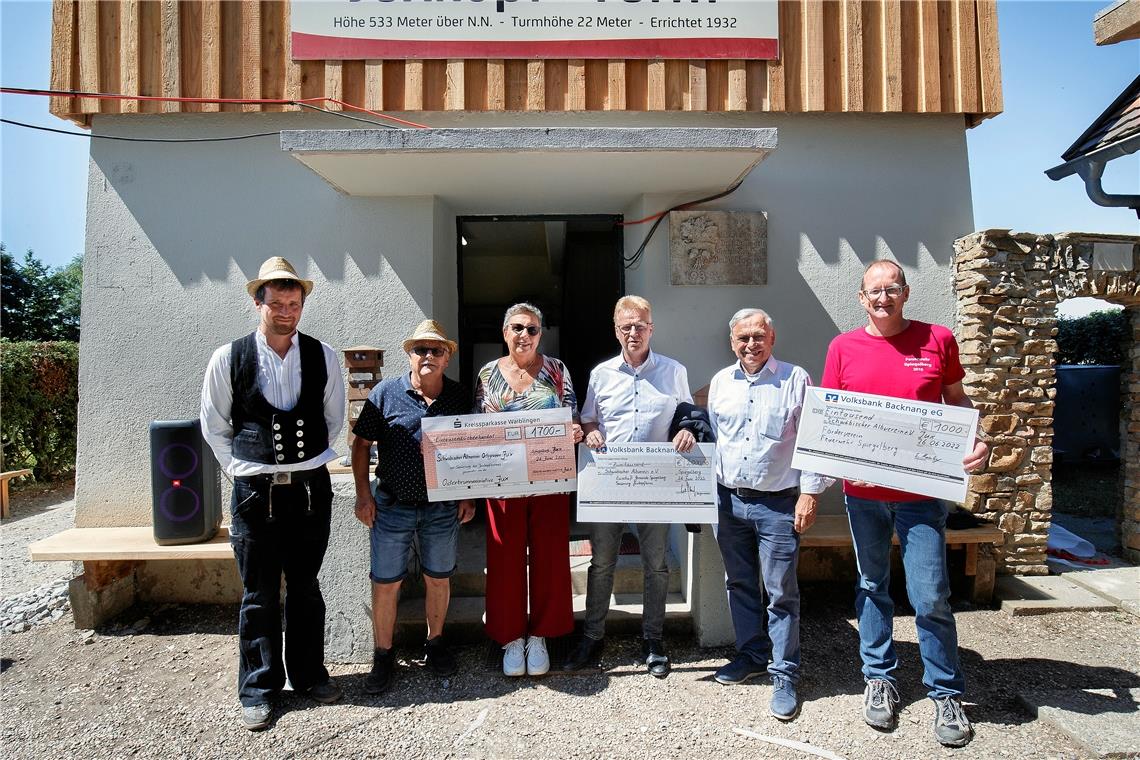 Der Spiegelberger Juxkopfturm ist fertig saniert Philipp Kugler, Ernst Bednjak, Ute Volz, Uwe Bossert, Hans-Ulrich Rauchfuß und Siegfried Rosenberger (von links) sind stolz auf die Spenden, die zusammengekommen sind.