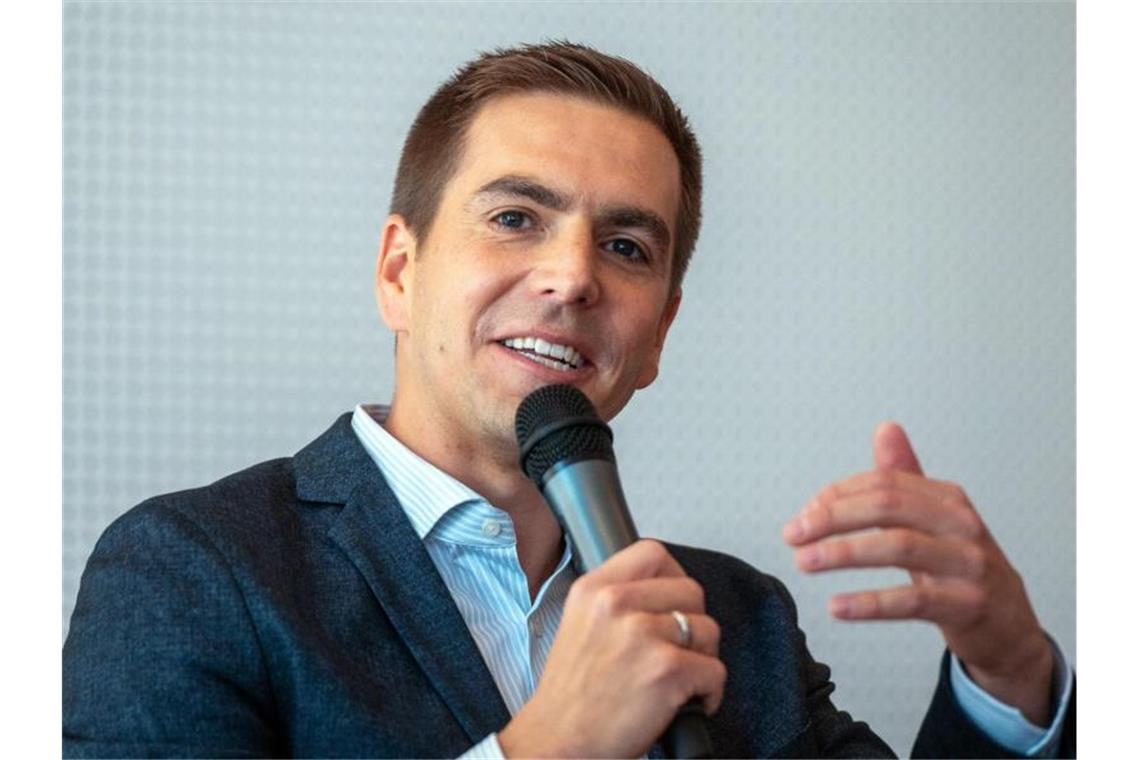 Lahm-Appell an Löw - Entscheidung bei Vorabtreffen? Philipp Lahm rät Bundestrainer Joachim Löw zu einem anderen Umgang mit den DFB-Spielern. Foto: Armin Weigel/dpa