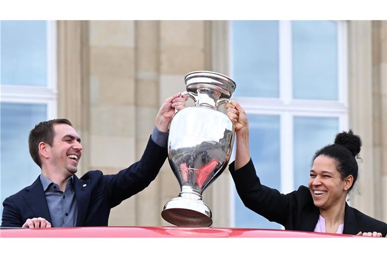 Philipp Lahm, Turnierdirektor der Fußball-Europameisterschaft, hält zusammen mit der früheren Fußball Nationalspielerin Celia Sasic den EM-Pokal hoch.