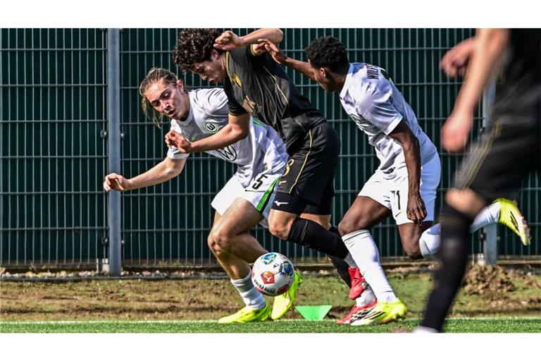 Philipp Licht (li.) im Dress der U19 des VfL Wolfsburg kehrt zu den Kickers zurück.