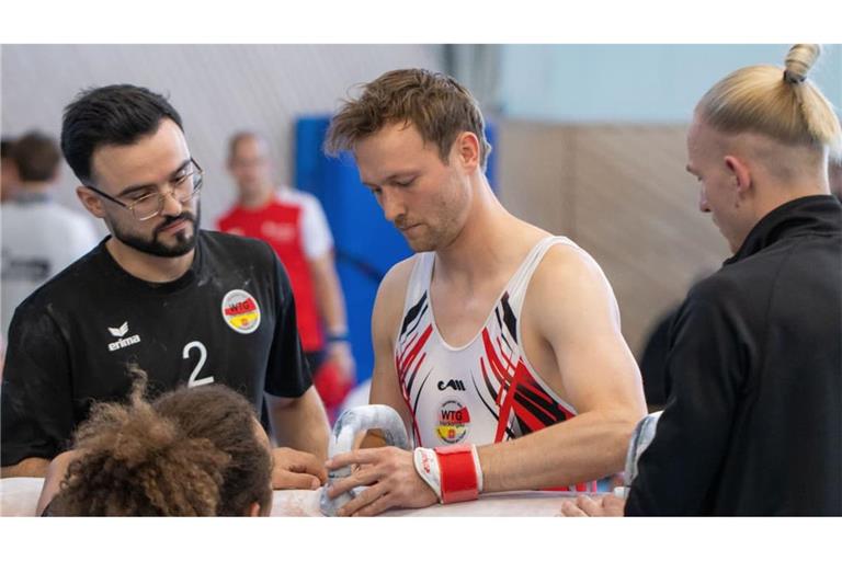 Philipp Lutz stellt sich das Pauschenpferd ein.