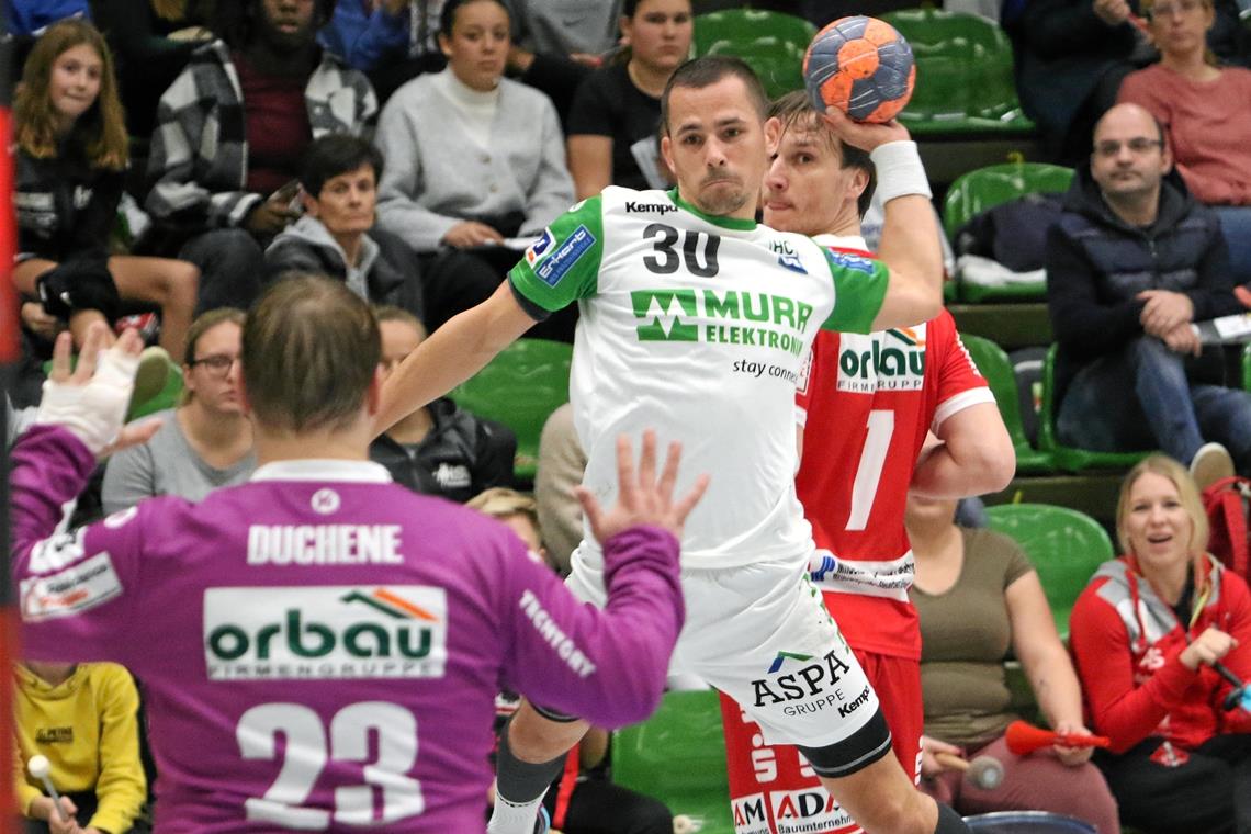 Philipp Maurer (beim Wurf) gibt mit dem HC Oppenweiler/Backnang eine sichere Führung aus der Hand. Foto: Alexander Hornauer