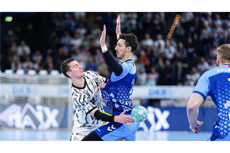 Philipp Meyer (re.) gegen Kiels Spielmacher Elias Ellefsen a Skipagotu&nbsp;– der TVB war beim deutschen Rekordmeister chancenlos.