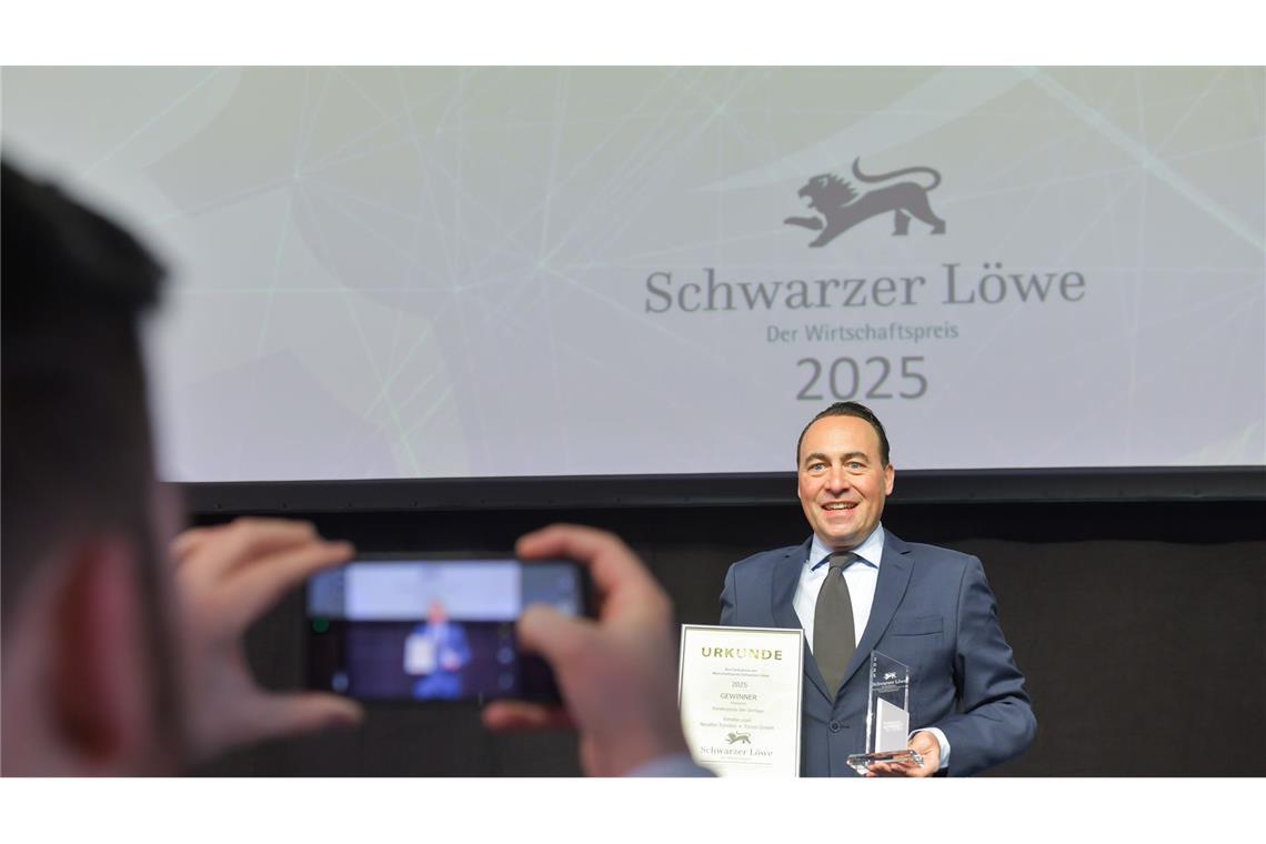 Philipp Neuffer, Geschäftsführer der Neuffer Fenster + Türen GmbH mit dem erstmals verliehenen Sonderpreis.