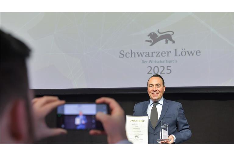 Philipp Neuffer, Geschäftsführer der Neuffer Fenster + Türen GmbH mit dem erstmals verliehenen Sonderpreis.