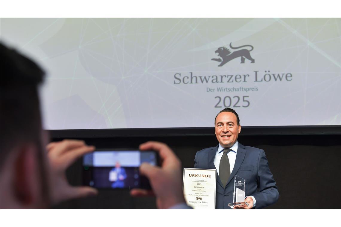 Philipp Neuffer, Geschäftsführer der Neuffer Fenster + Türen GmbH mit dem erstmals verliehenen Sonderpreis.